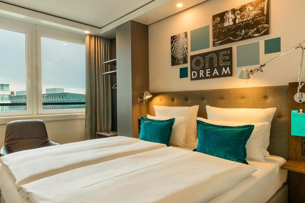 Postel nebo postele na pokoji v ubytování Motel One München-Campus