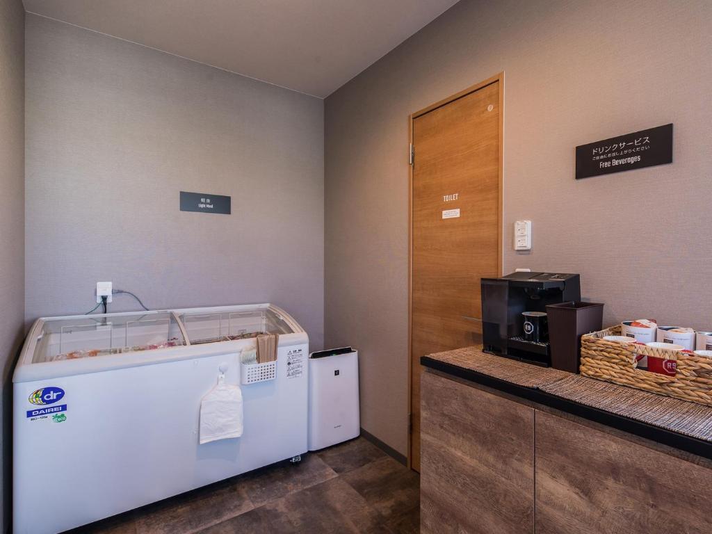 Kuchyň nebo kuchyňský kout v ubytování HOTEL R9 The Yard Mokakumakura