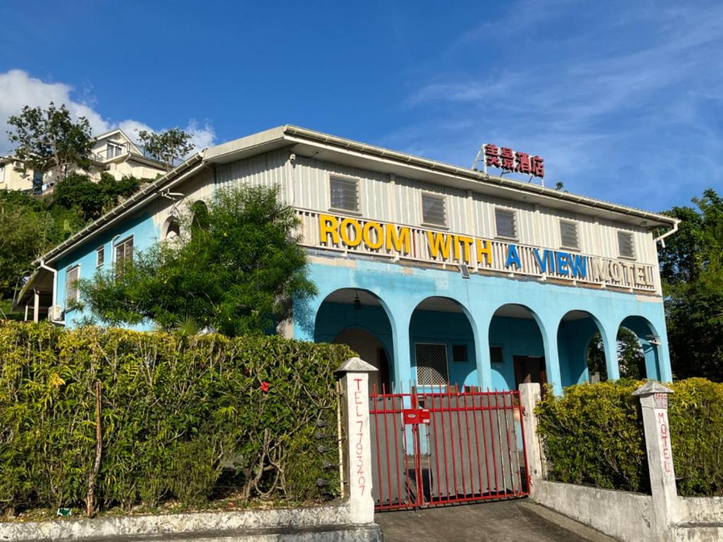 budynek z czerwoną bramą przed nim w obiekcie Room With A View & Apartment Style w mieście Port Vila