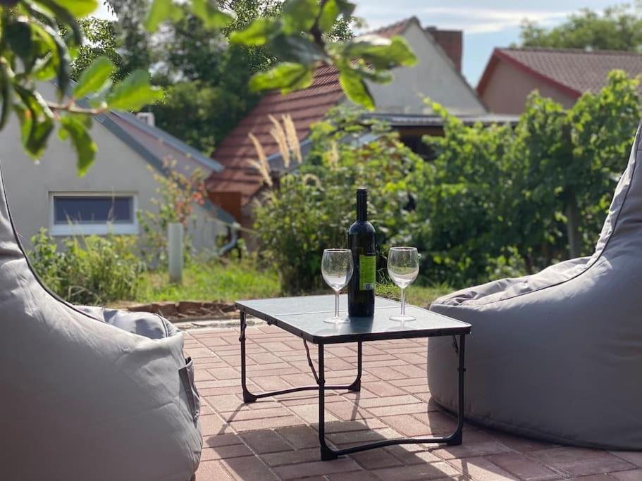 een fles wijn zittend op een tafel met twee glazen bij Apartmán Králíček na vínné stezce in Dolní Bojanovice