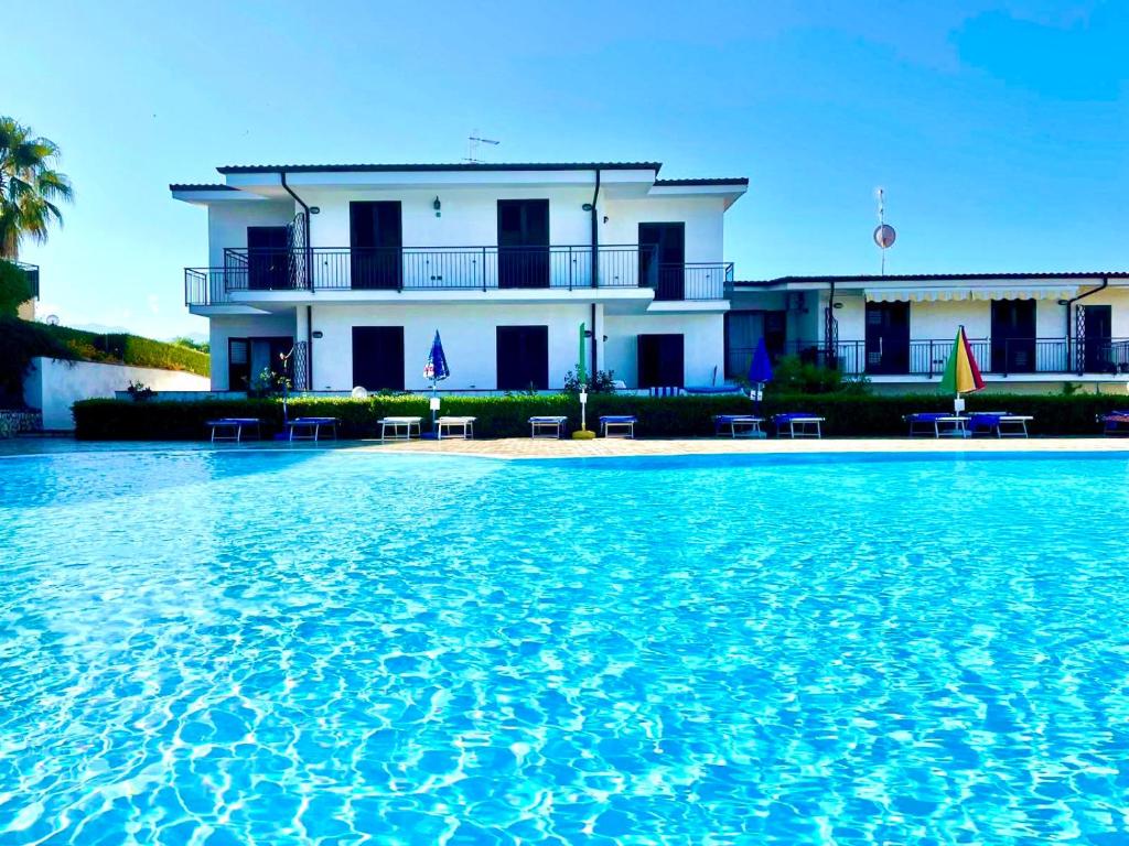duży basen przed domem w obiekcie Scalea Apartments & Pool w mieście Scalea