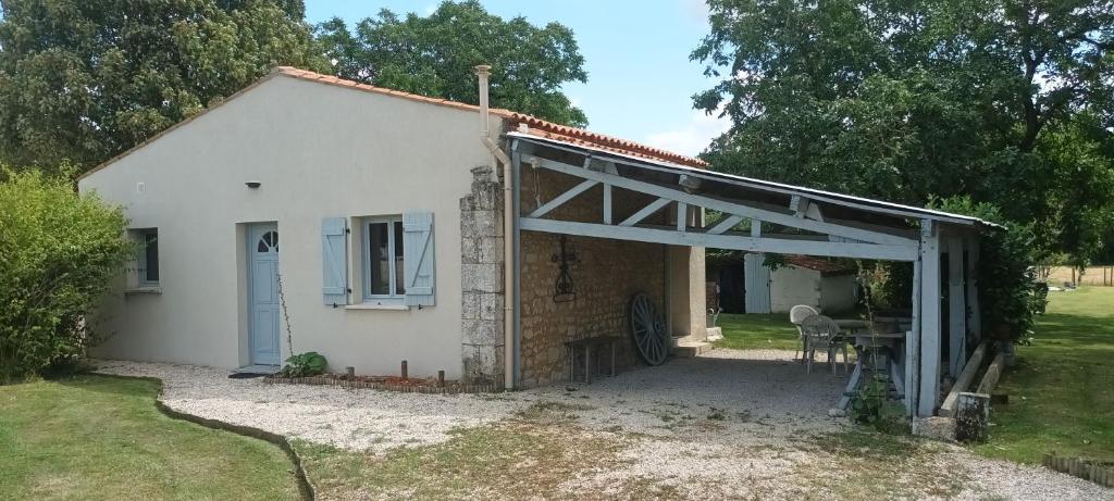 een wit huis met een open garage bij le clos des chevaliers in Pons