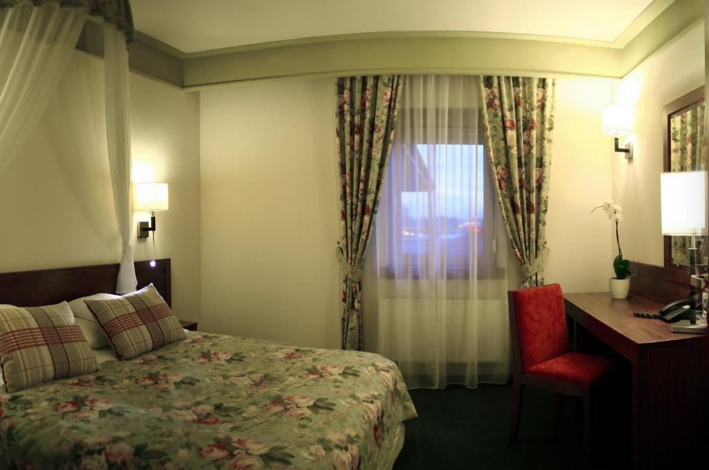 Posteľ alebo postele v izbe v ubytovaní Ahotel