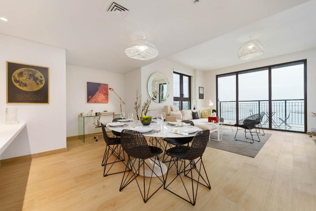 Fotografie z fotogalerie ubytování Maison Privee - Stunning Waterfront Apt with Open Sea Vws in La Mer v Dubaji
