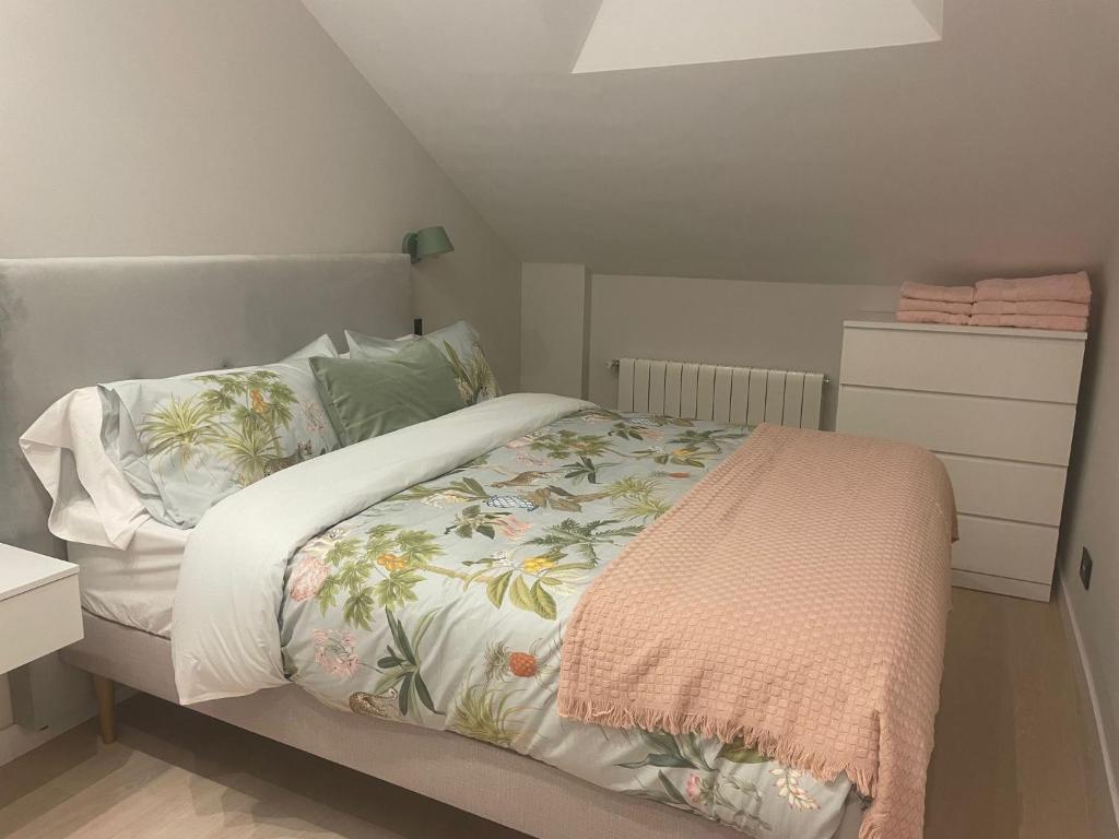 a bedroom with a bed and a dresser at EL ARCO DE LA CATEDRAL in Burgos