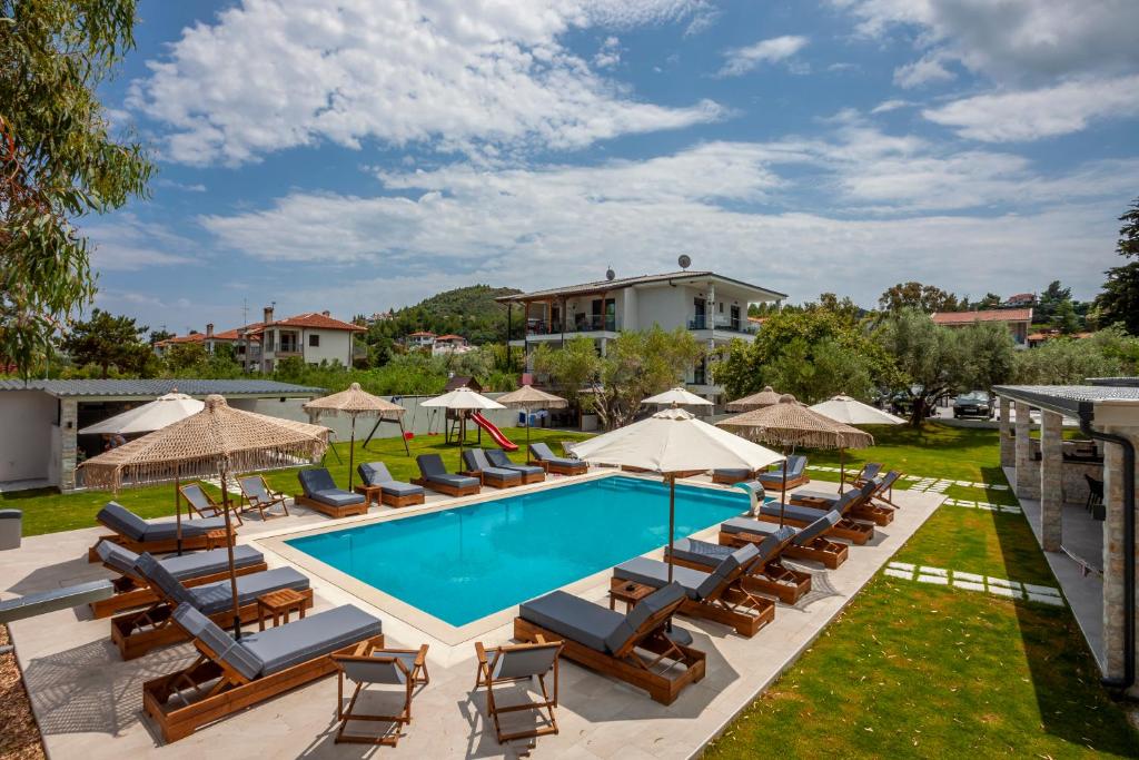 Bazén v ubytování Olia seaside residence 120m from the beach nebo v jeho okolí