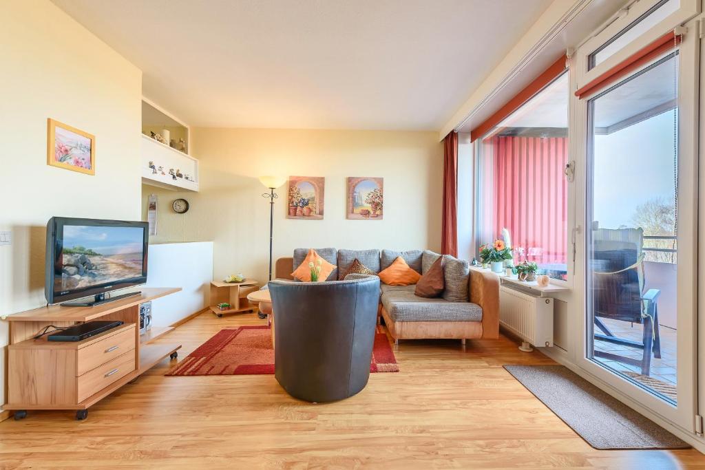 ein Wohnzimmer mit einem Sofa und einem TV in der Unterkunft Berolina Wohnung 302 in Dahme