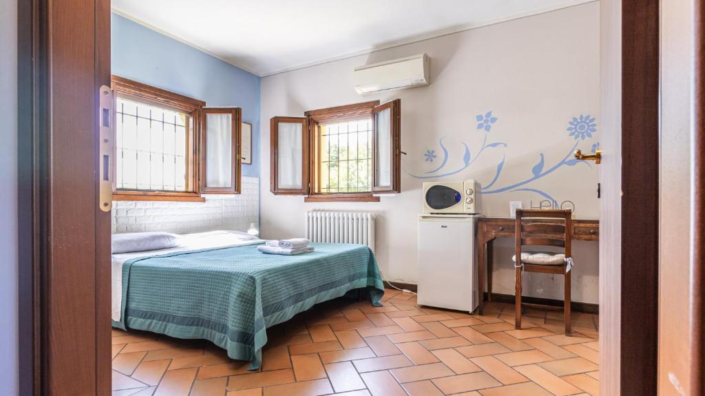 een kleine kamer met een bed en een keuken bij 3T - Affitti Brevi Italia in Modena