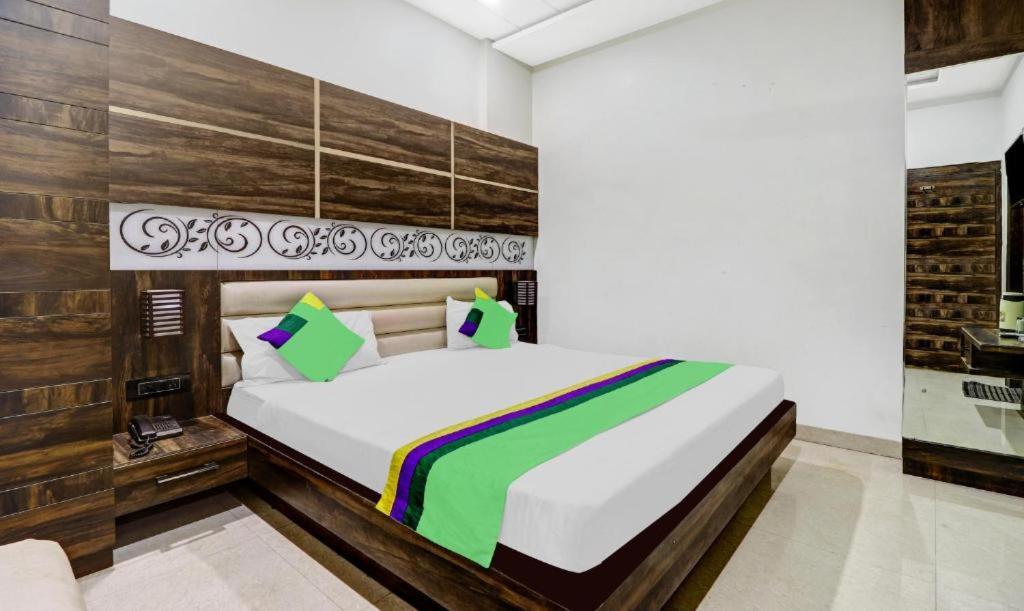 เตียงในห้องที่ The Great Anjali Mahal