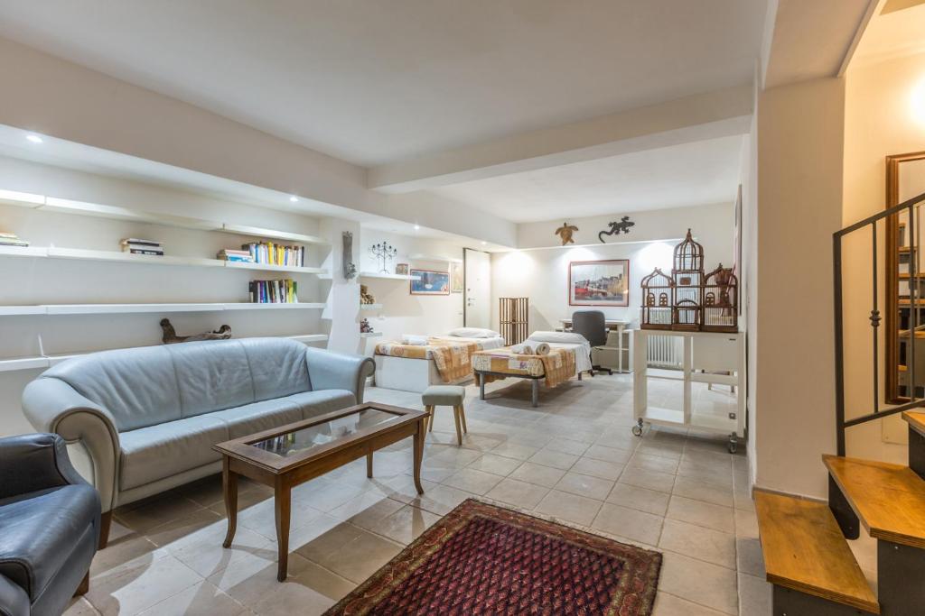una sala de estar con un sofá y una mesa en All'Ombra Della Luna, Bologna By Short Holidays, en Bolonia
