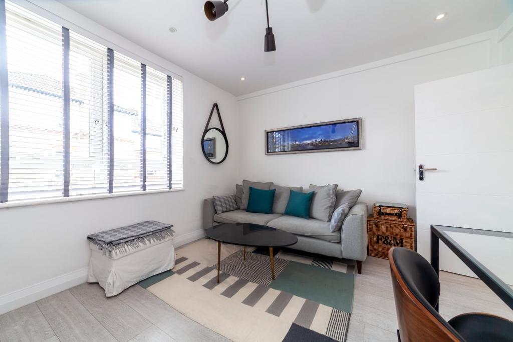 un soggiorno con divano e tavolo di Trendy Spacious 2BR apt near London Bridge a Londra