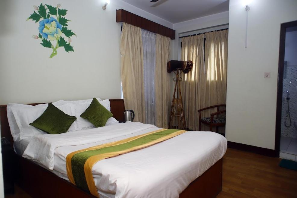 Postel nebo postele na pokoji v ubytování Bouddha Green Hotel