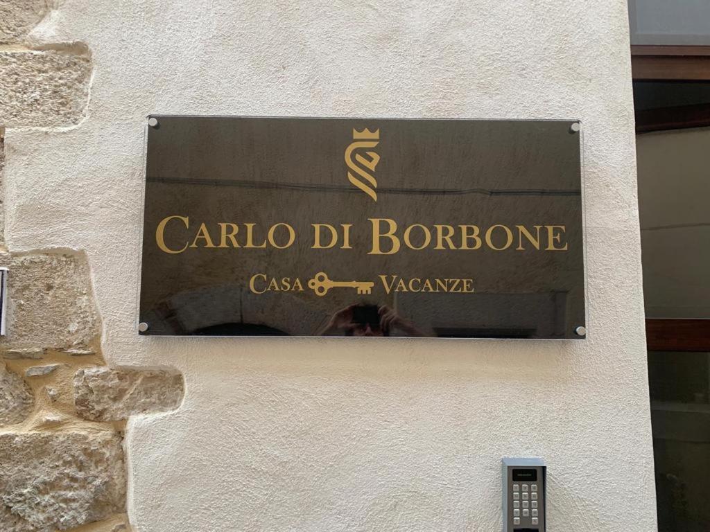 um sinal na lateral de um edifício em CARLO DI BORBONE - Casa Vacanze- em Fornelli