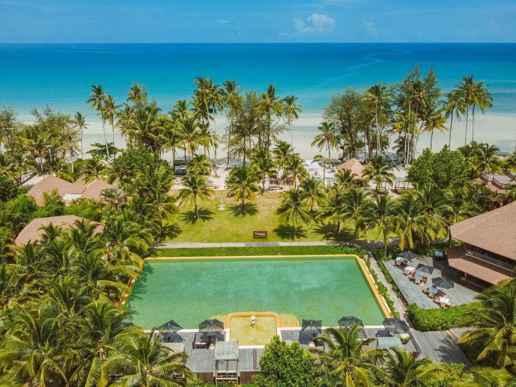 una vista aérea de un complejo con piscina y palmeras en High Season Pool Villa & Spa en Ko Kood