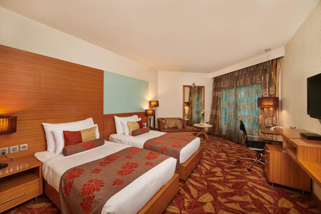 TV a/nebo společenská místnost v ubytování The Pride Hotel, Nagpur
