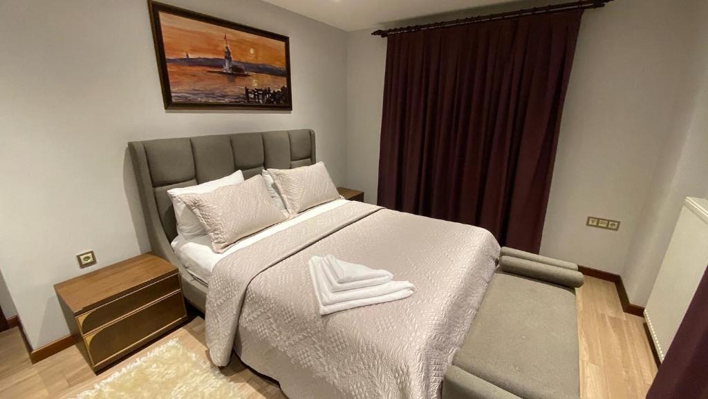 een slaapkamer met een groot bed en een bank bij YELKEN PANSİYON Sinop in Sinop