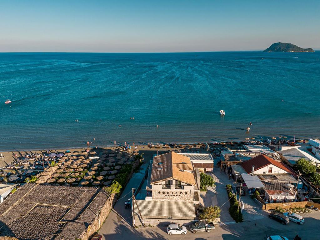 una vista aerea su una spiaggia e sull'oceano di Horizon Beachfront Apartments a Laganas