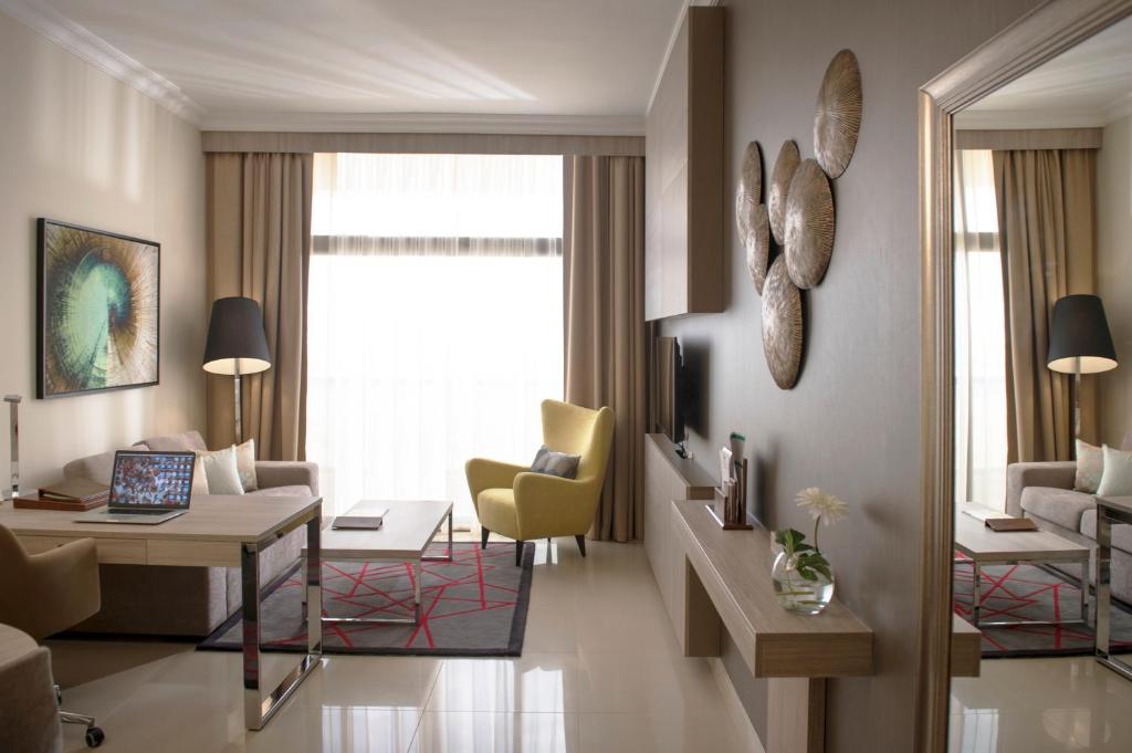 Two Seasons Hotel & Apartments - 