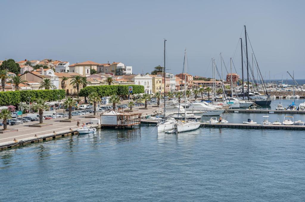 einer Gruppe von Booten, die an einem Yachthafen angedockt sind in der Unterkunft La Tabarchina - Carloforte Lovely Apt With Terrace! in Carloforte