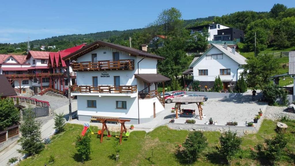 vista su un villaggio con una casa di PENSIUNEA HANTIG TURA a Borşa