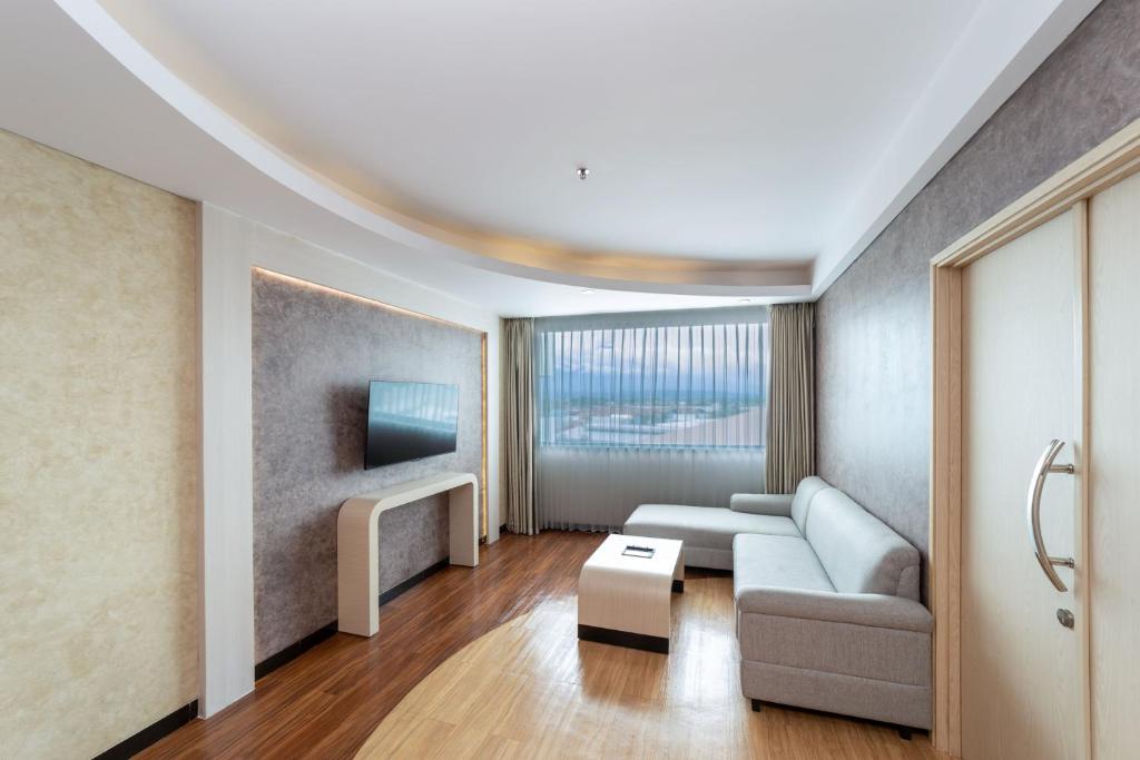 TV a/nebo společenská místnost v ubytování Aston Cirebon Hotel and Convention Center