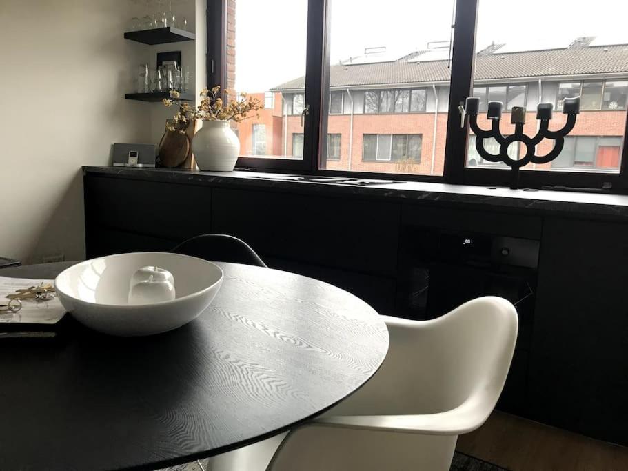 een zwarte tafel met een witte kom erop bij Near Amsterdam and airport, 90m2, privacy! in Hoofddorp