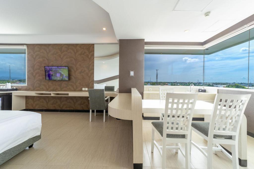 TV a/nebo společenská místnost v ubytování Aston Cirebon Hotel and Convention Center