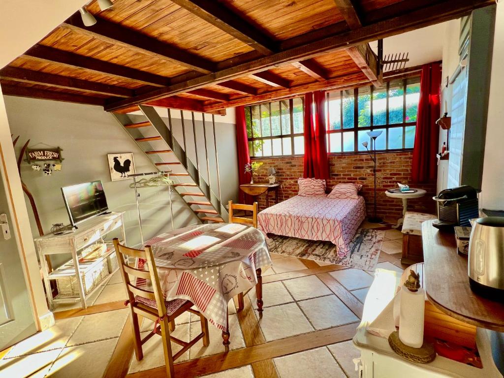 um quarto com uma cama e uma mesa num quarto em Domaine Feuillet em Chanas