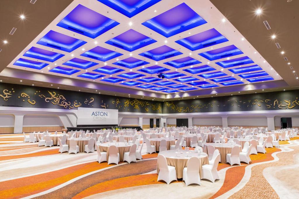 Restaurace v ubytování Aston Cirebon Hotel and Convention Center