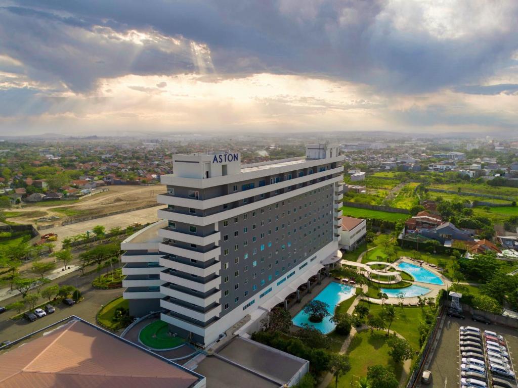 Bazén v ubytování Aston Cirebon Hotel and Convention Center nebo v jeho okolí