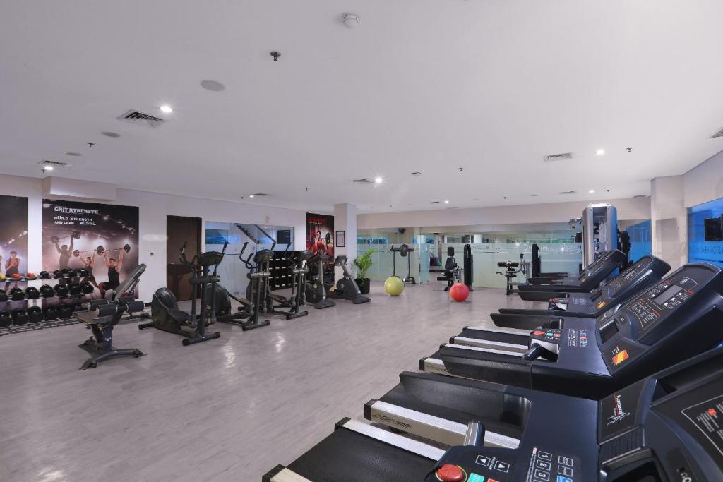 Fitness centrum a/nebo fitness zařízení v ubytování Aston Cirebon Hotel and Convention Center