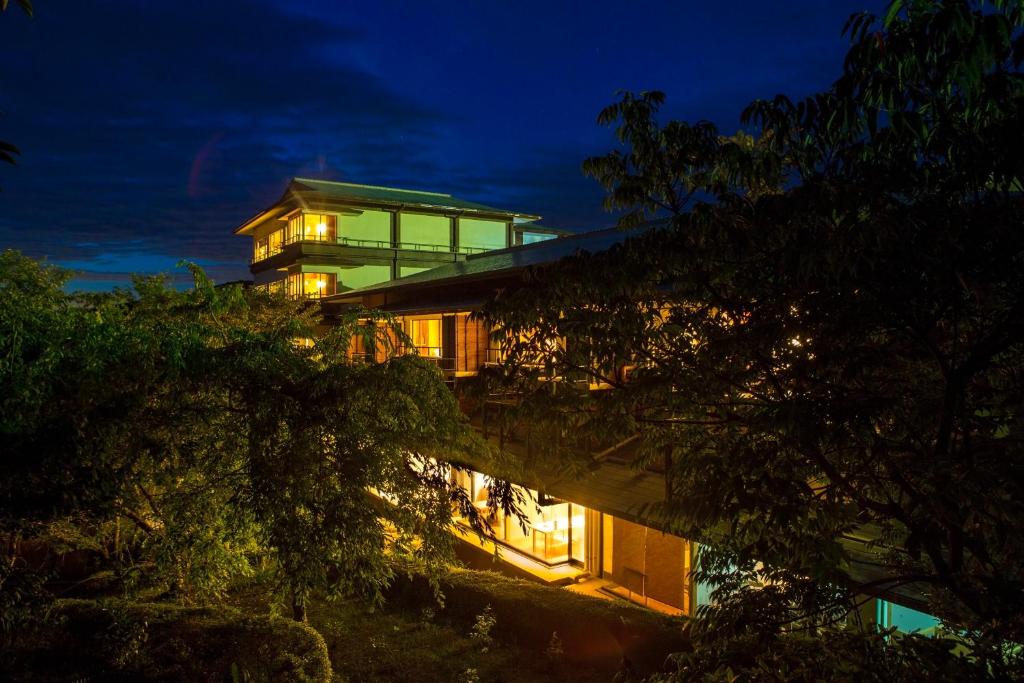 un bâtiment avec ses lumières allumées la nuit dans l'établissement Hanashinsui, à Toba