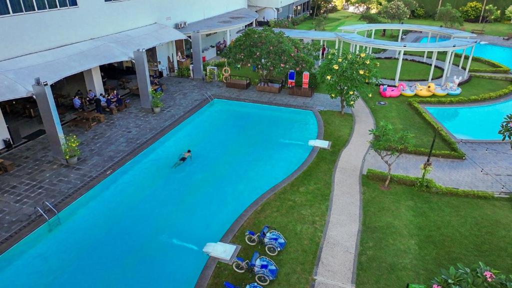 Bazén v ubytování Aston Cirebon Hotel and Convention Center nebo v jeho okolí