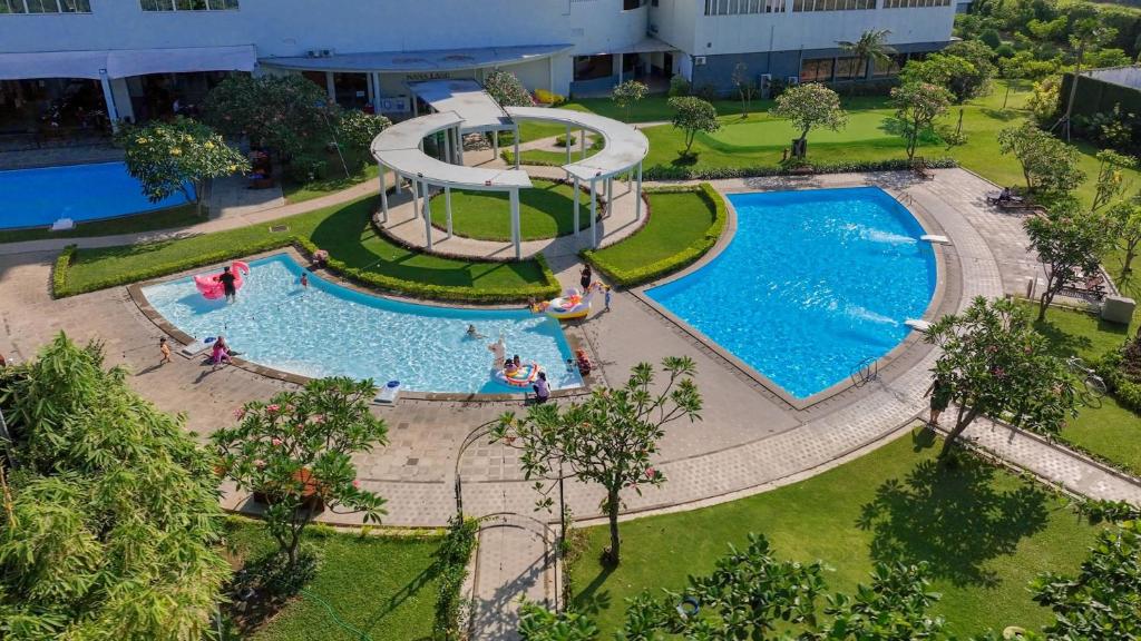 Bazén v ubytování Aston Cirebon Hotel and Convention Center nebo v jeho okolí