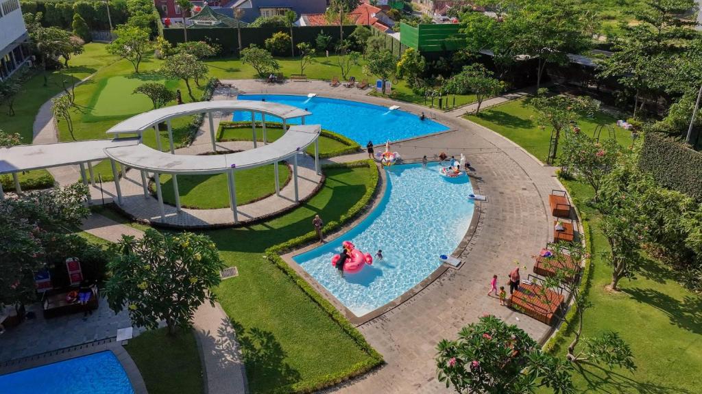 Bazén v ubytování Aston Cirebon Hotel and Convention Center nebo v jeho okolí