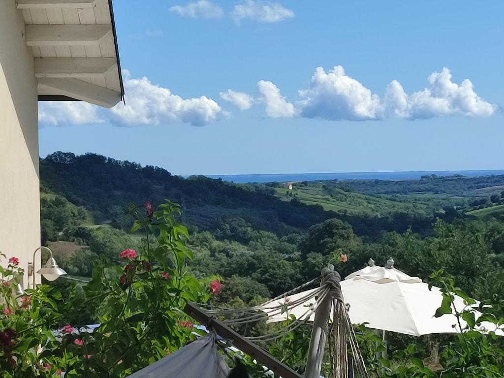 een patio met een parasol en uitzicht op de bergen bij Loft La Casa di Stefania in Pollutri