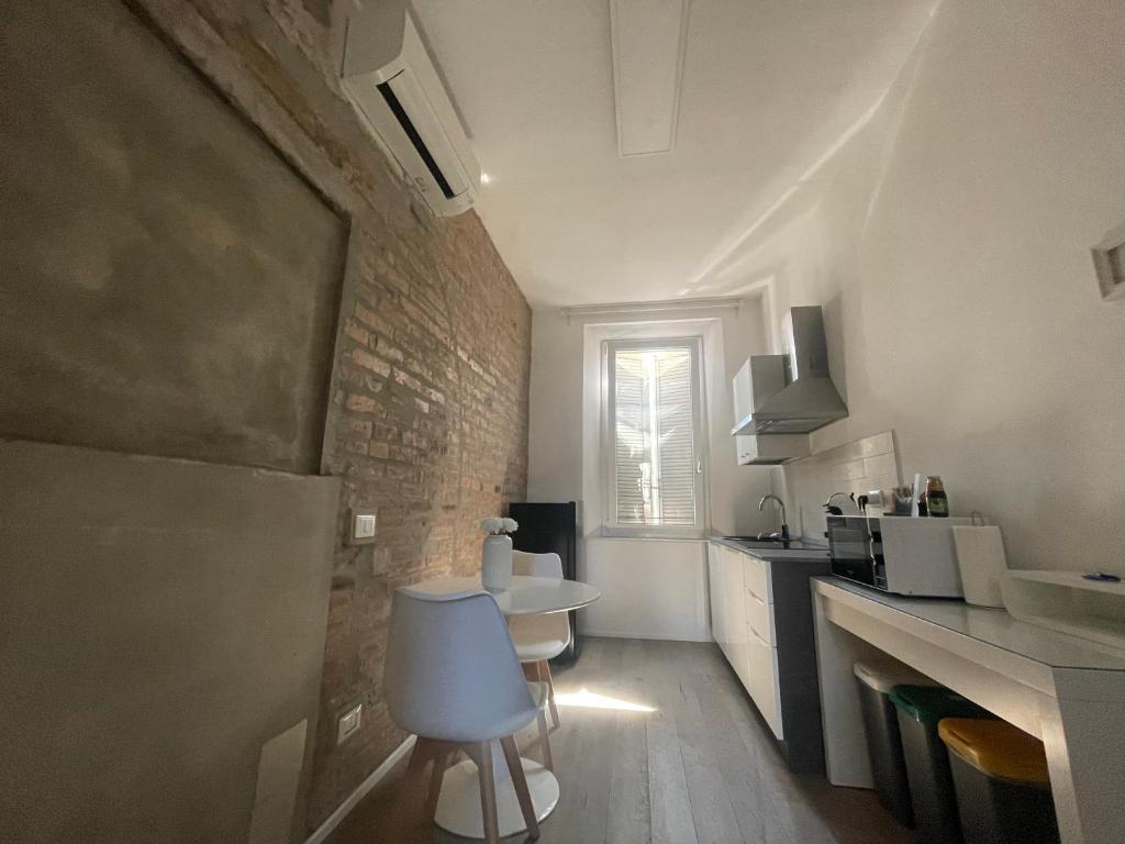 a kitchen with a table and chairs in a room at Suite 649 Bilocale con terrazzo in Modena