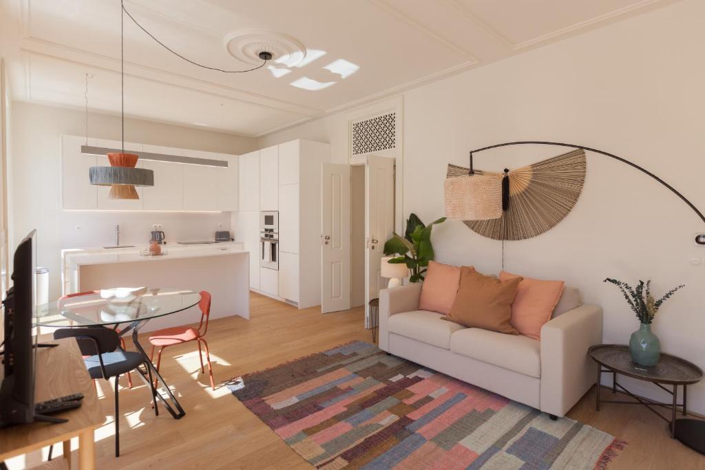 ein Wohnzimmer mit einem Sofa und einem Tisch in der Unterkunft FLH Downtown Central Boho Flat in Lissabon
