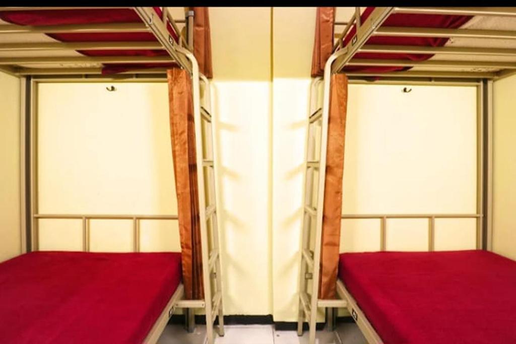 Pondok Backpacker City Square Malang - 床在4床的女宿舍房间