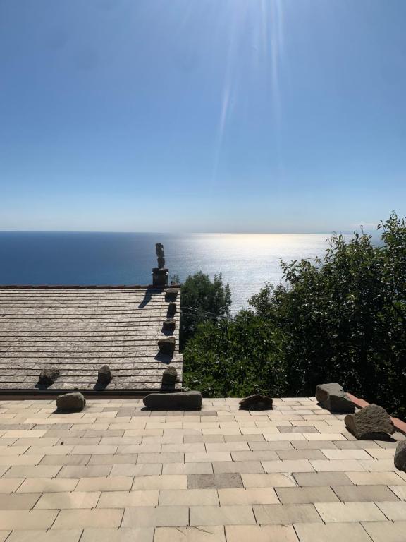 VistaMare & Relax Cinque Terre SeaView & Relax Cinque Terre في فيرنازا: إطلالة على المحيط من سقف منزل