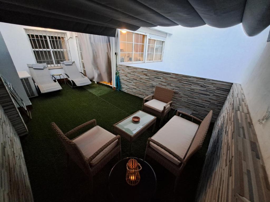 コルドバにあるApartamento 40m2 con terraza chillout de 20m2 totalmente equipado en casco historicoのパティオ(椅子、テーブル付)のオーバーヘッドビュー