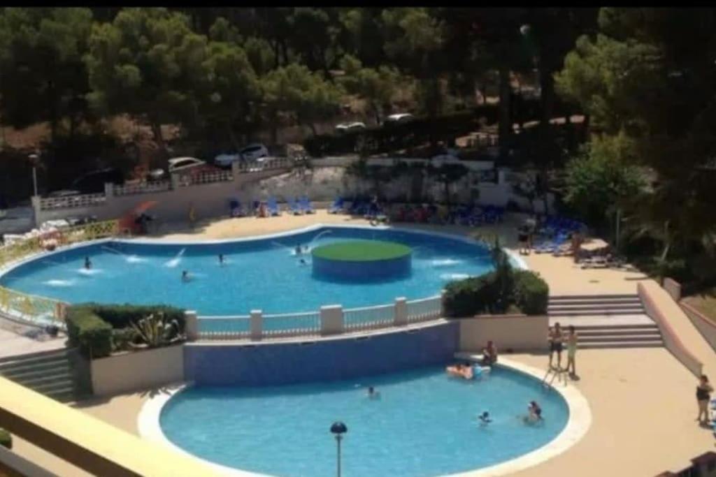 uma vista sobre uma grande piscina em Brisa Mar Apartamentos em Salou