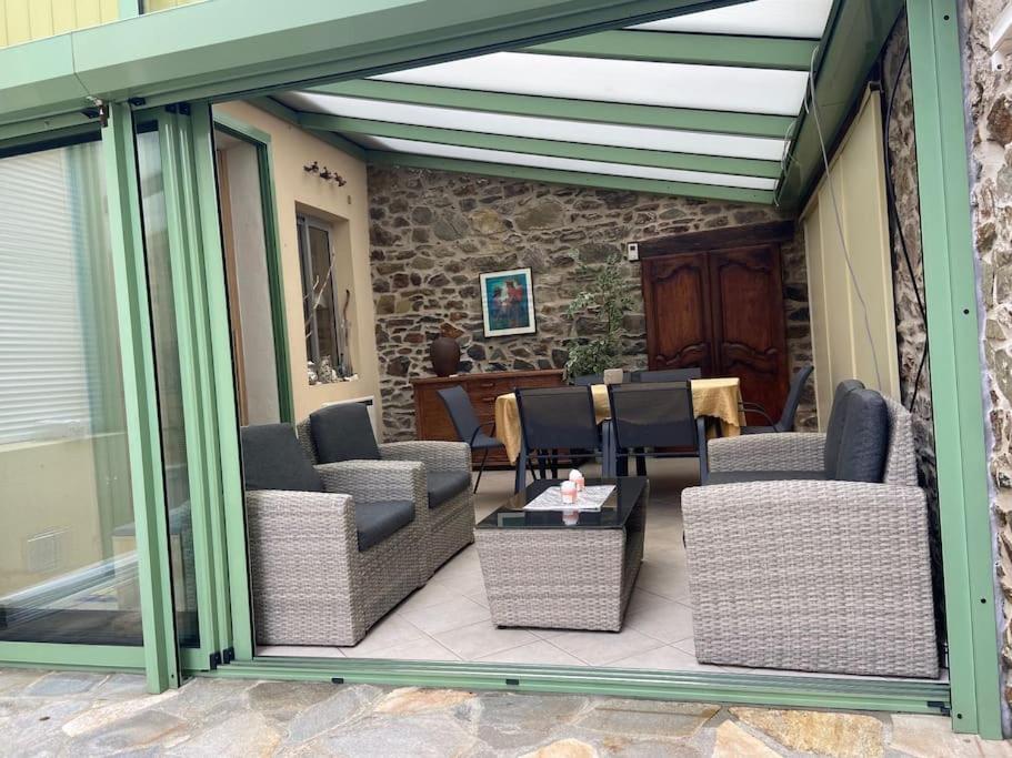 un patio avec des chaises en osier et une table dans l'établissement 