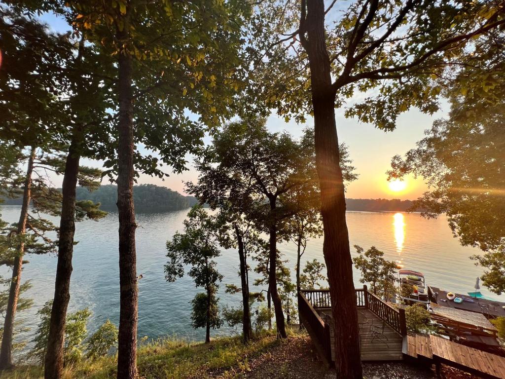 Sunset Point on Lake Martin, Jacksons Gap (updated prices 2024)