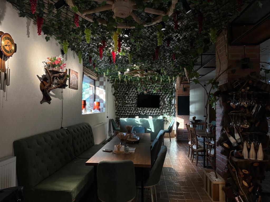 un soggiorno con un tavolo e un divano di Pesvebi Design Hotel and Cellar a Borjomi