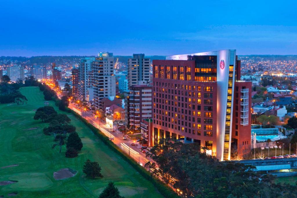 widok na miasto w nocy z budynkami w obiekcie Sheraton Mar Del Plata Hotel w mieście Mar del Plata