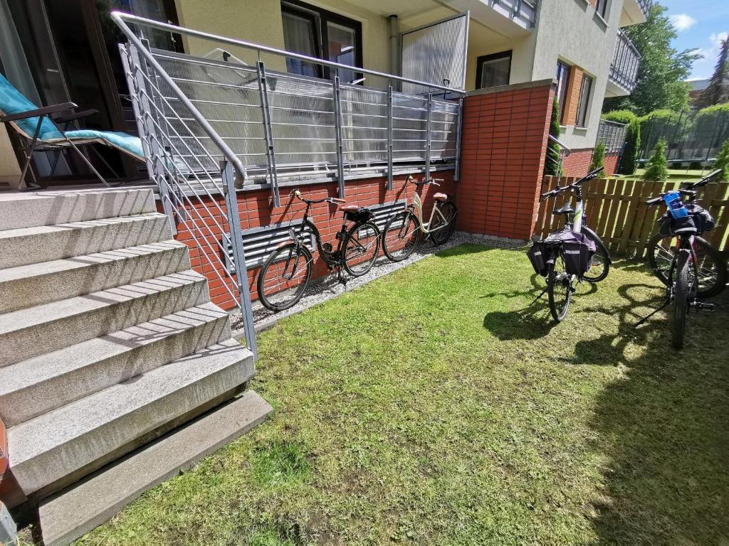 een groep fietsen geparkeerd naast een huis bij Apartament Żaglowce in Kołobrzeg