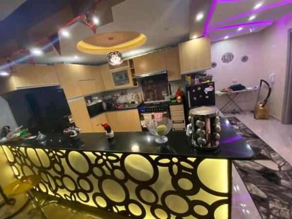 a kitchen with a black counter top in a room at مرسى مطروح in Marsa Matruh