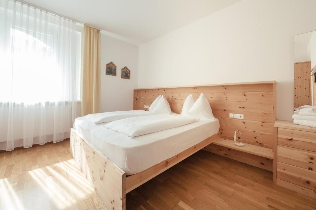 Postel nebo postele na pokoji v ubytování Gästehaus Salvatorianerinnen