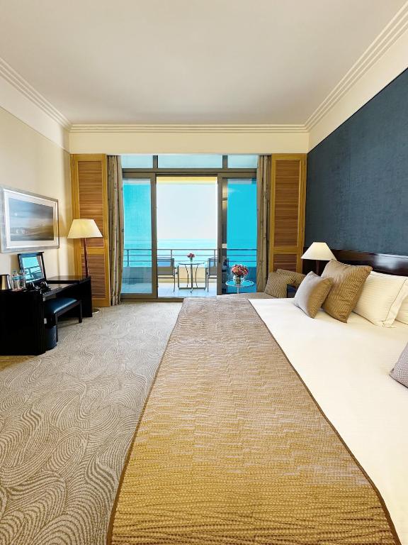 Postel nebo postele na pokoji v ubytování Le Royal Hotel - Beirut